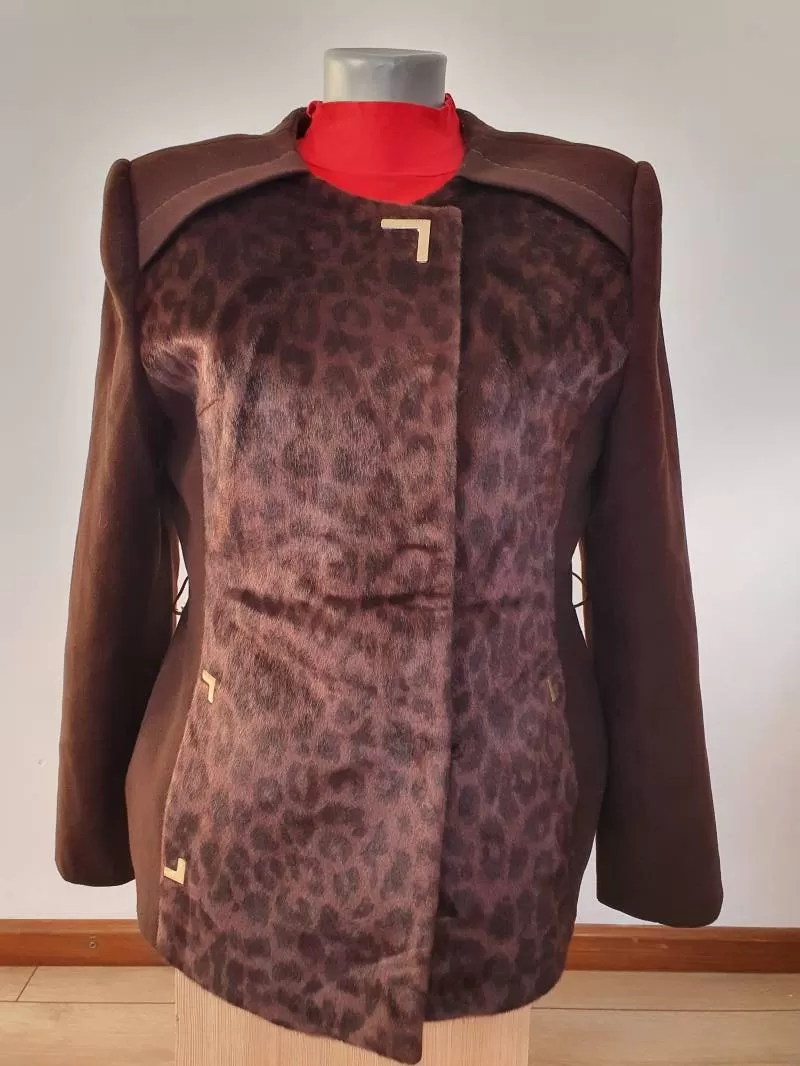 Palton scurt CARMINA EU 40 | Maro, Fără glugă, Animal print, Blană artificială - Image 5