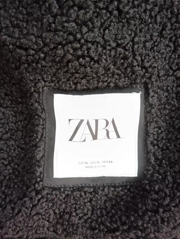 Palton scurt Zara EU 42 | Negru, Fără glugă, Monocrom, Blană artificială - Image 3