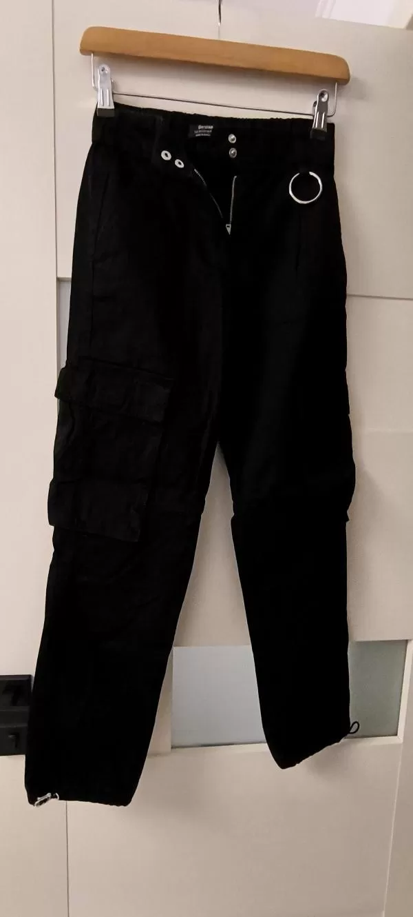 Pantaloni Bershka EU 32 | Negru, Lungi, Talie înaltă, Cargo - Image 2