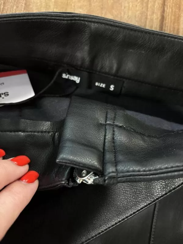 Fustă din piele Sinsay EU 36 | Negru, Mini, Talie înaltă, Piele ecologică - Image 4