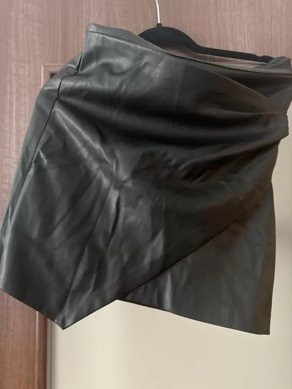 Fustă asimetrică KAROL EU 38 | Negru, Mini, Asimetrică fit, Piele ecologică - Image 2