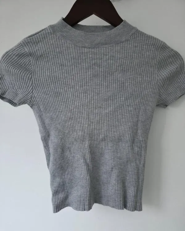 Top cropped Bershka S | Gri, Cropped (Scurt), Mânecă scurtă, Cu decupaje - Image 2