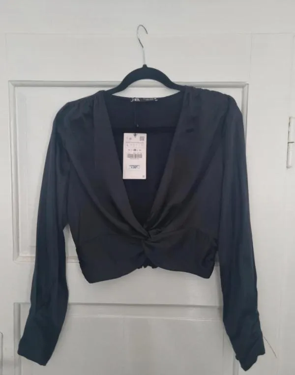 Top cropped Zara EU 40 | Negru, Cropped (Scurt), Mânecă lungă, Satinat - Image 2