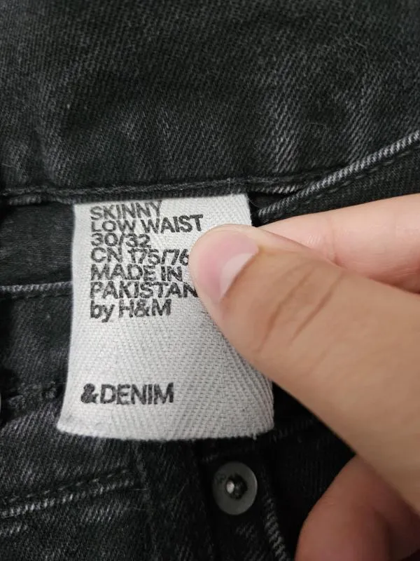 Blugi H&M EU 30 | Negru, Lungi, Talie joasă, Skinny fit, Rupți  Cu tăieturi, Bumbac - Image 3