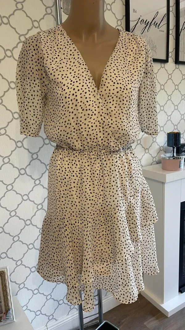 Rochie de vară Reserved EU 36 | Bej, Mini, Mânecă scurtă, Buline & Imprimeuri mici, Volane - Image 5