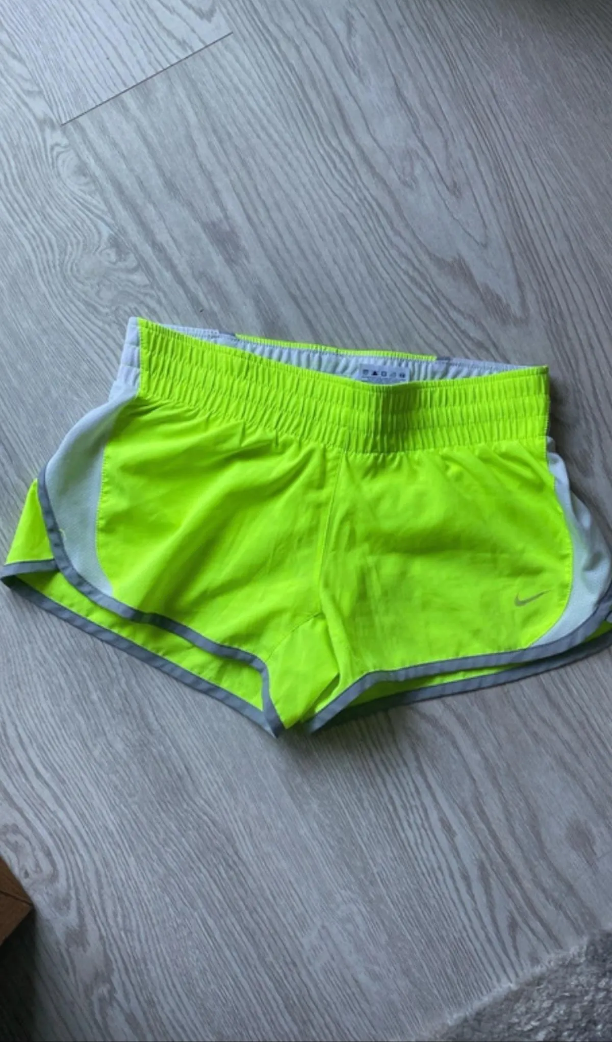 Pantaloni sport Nike XS | Verde lime, Scurți
