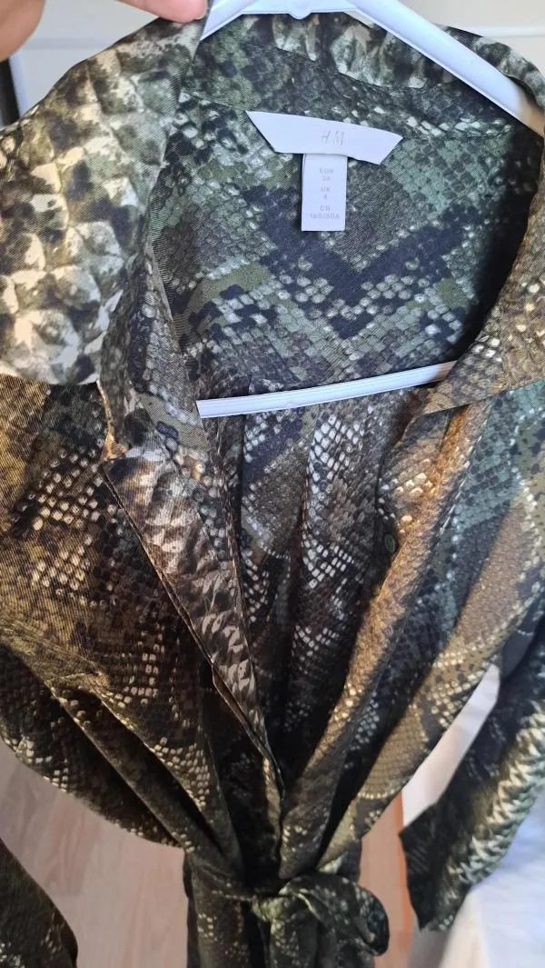 Rochie tip cămașă H&M EU 34 | Khaki, Mini, Mânecă lungă, Animal print - Image 2