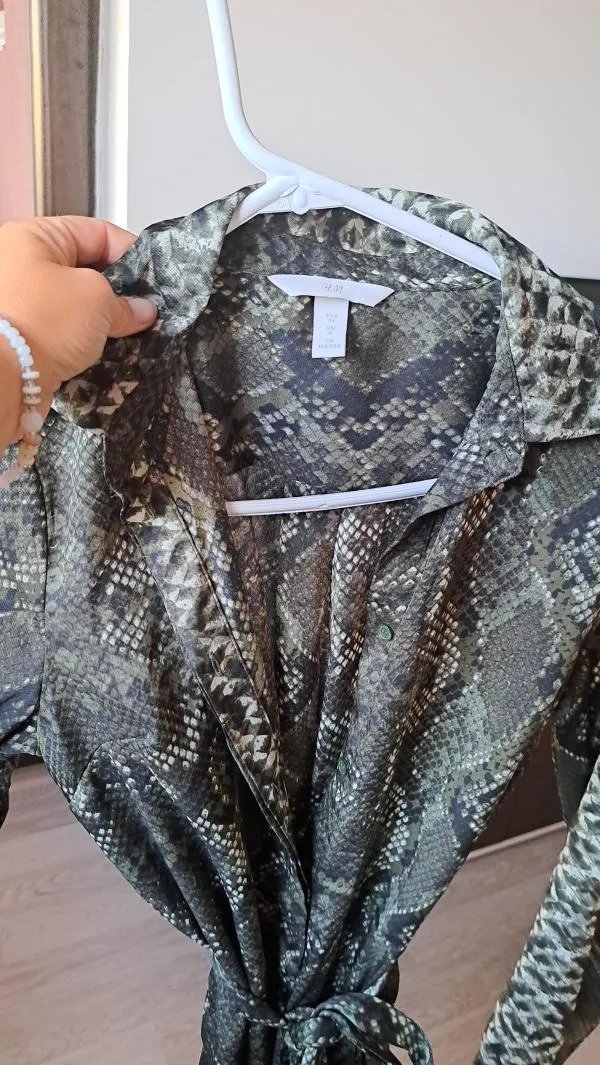 Rochie tip cămașă H&M EU 34 | Khaki, Mini, Mânecă lungă, Animal print - Image 3