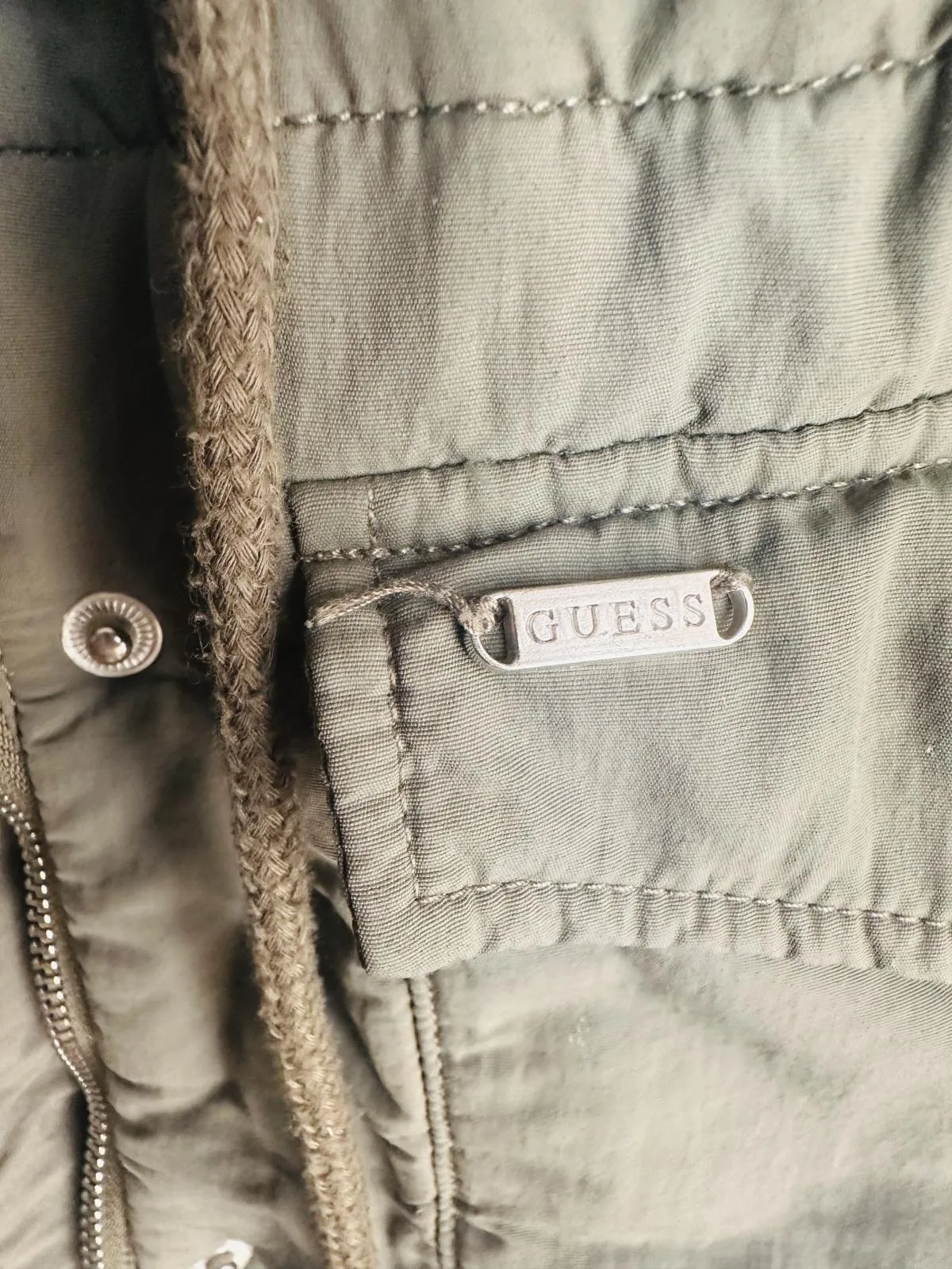 Geacă de iarnă Guess XS | Khaki, Cu glugă - Image 4