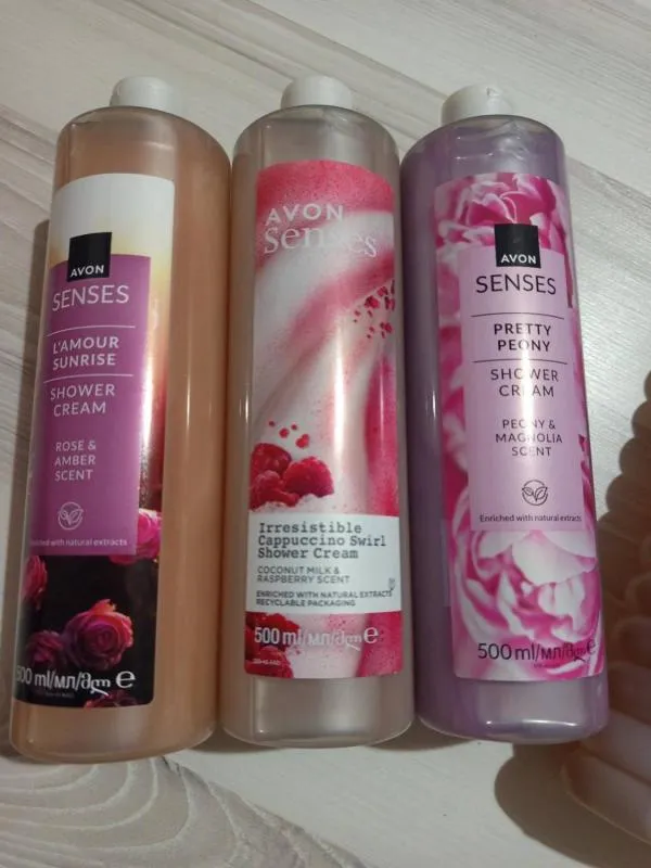 3 geluri și 2 spumante Avon - Image 2