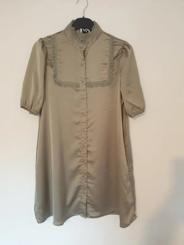 Rochie casual Lola May M | Khaki, Mini, Mânecă scurtă, Monocrom, Dantelă - Image 2