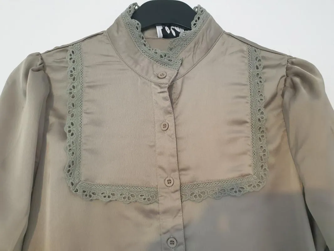 Rochie casual Lola May M | Khaki, Mini, Mânecă scurtă, Monocrom, Dantelă - Image 3
