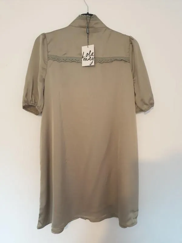 Rochie casual Lola May M | Khaki, Mini, Mânecă scurtă, Monocrom, Dantelă - Image 4