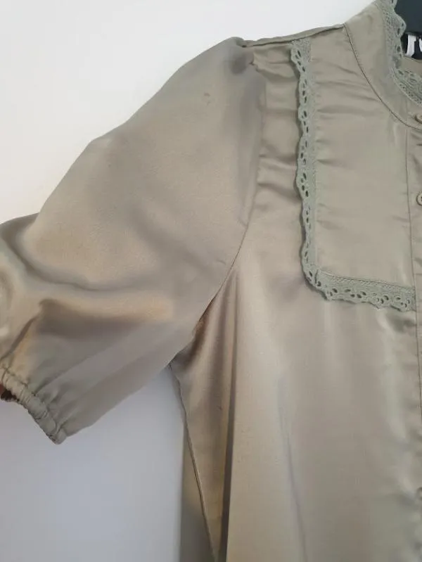 Rochie casual Lola May M | Khaki, Mini, Mânecă scurtă, Monocrom, Dantelă - Image 5