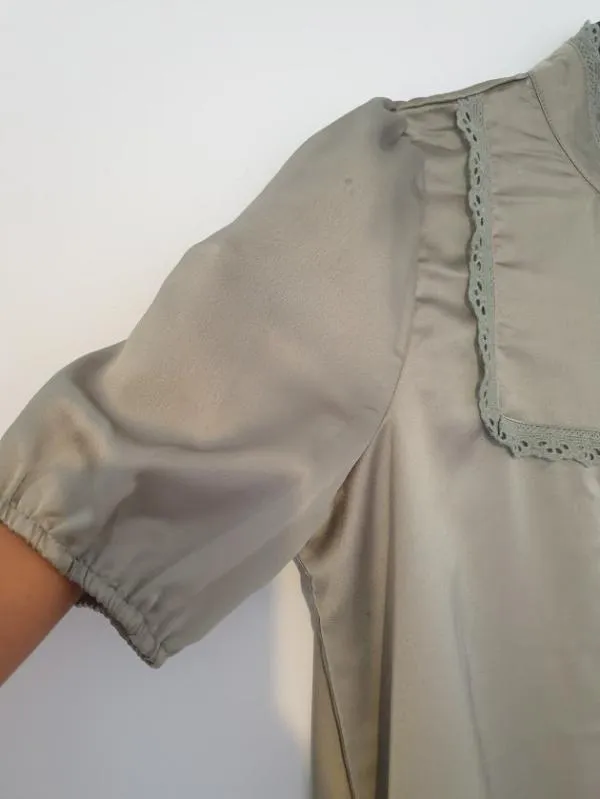 Rochie casual Lola May M | Khaki, Mini, Mânecă scurtă, Monocrom, Dantelă - Image 6