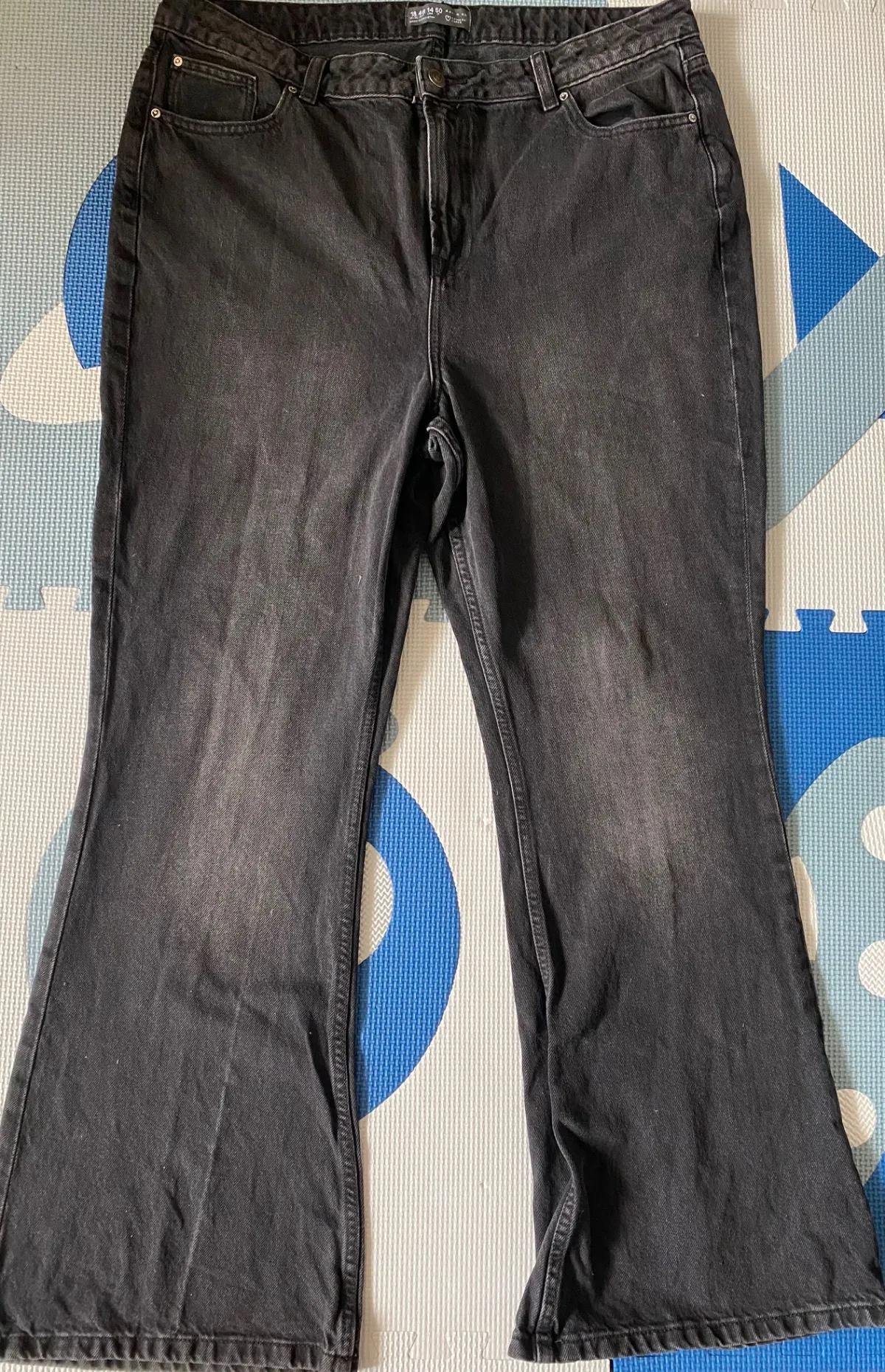 Blugi Primark EU 46 | Negru, Lungi, Talie înaltă, Flared (Evazați) fit, Prespălați  Cu umbre - Image 2