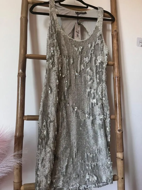 Rochie de ocazie Bershka M | Argintiu, Mini, Fără mâneci, Monocrom, Paiete - Image 2