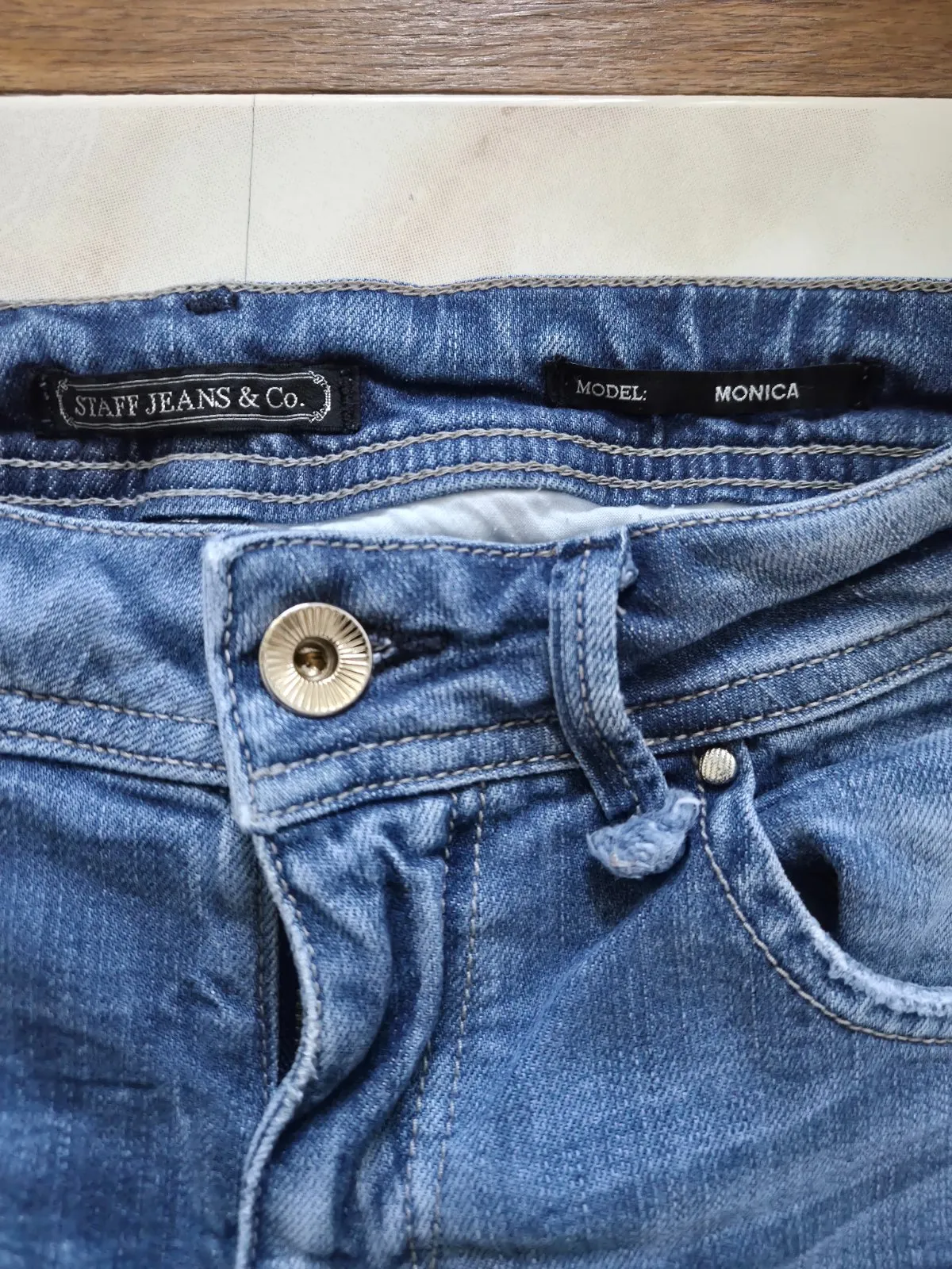 Blugi scurți slim fit Staff Jeans & Co. EU 28 | Albastru, Talie medie, Monocrom, Franjurați   Tăiați jos - Image 3
